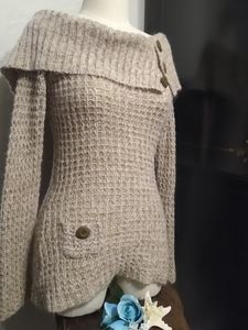 NWOT Light Sweater Gorgeous Neckline M